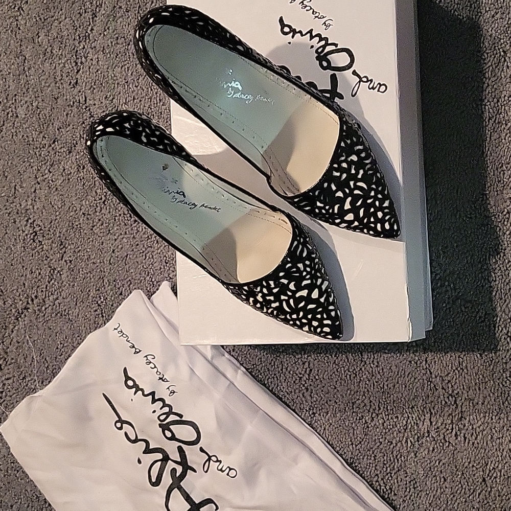 Alice & Olivia size 7.5 Black and white pumps.